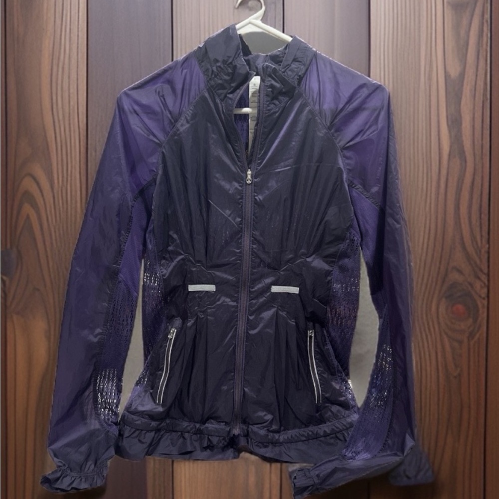 Like New Lululemon Jacket Purple size 6 excellent barely used jacket. More plum